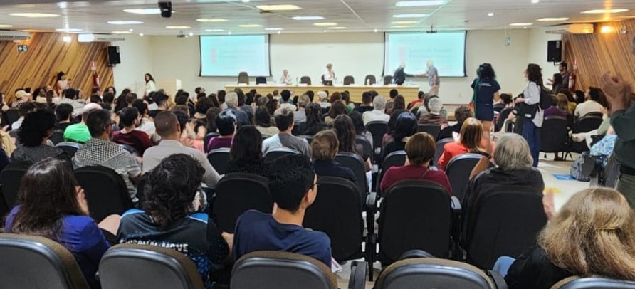 Auditório cheio na Cerimônia de Abertura